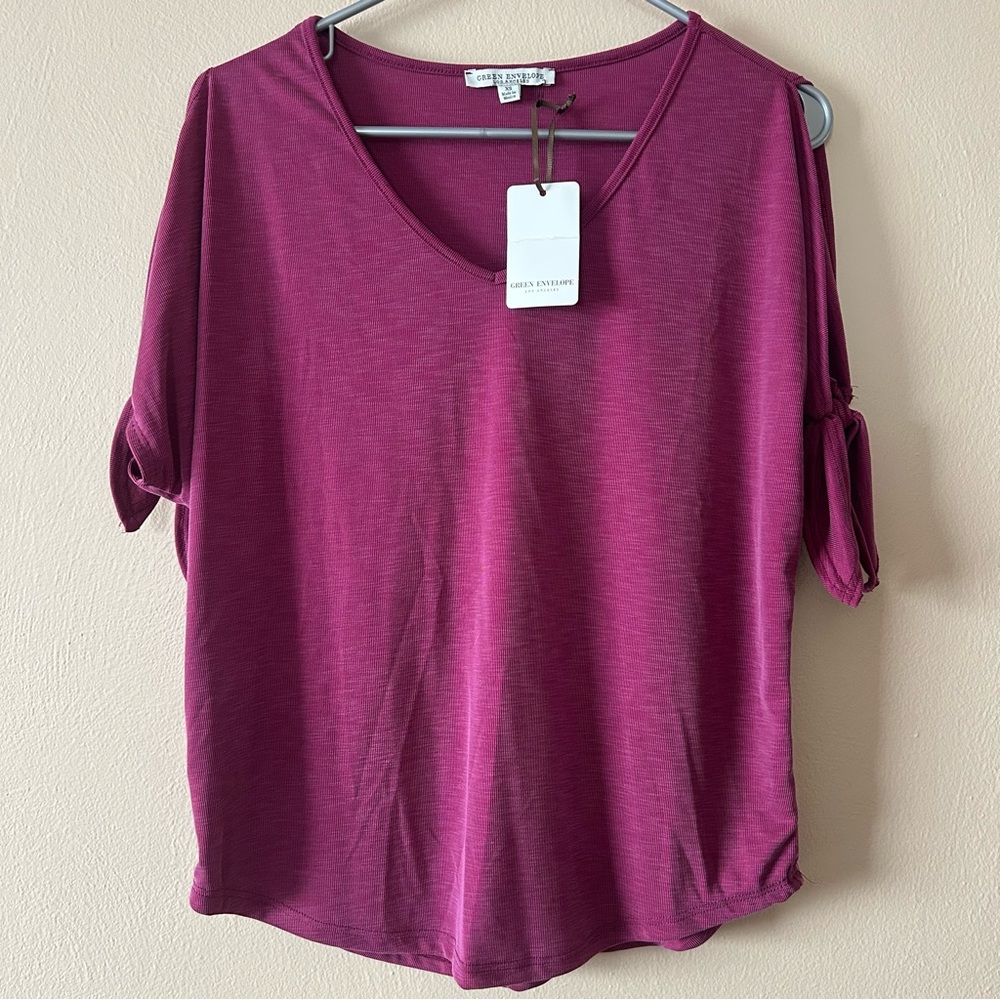 NWT Green Envelope Magenta V-Neck Short Sleeve Top